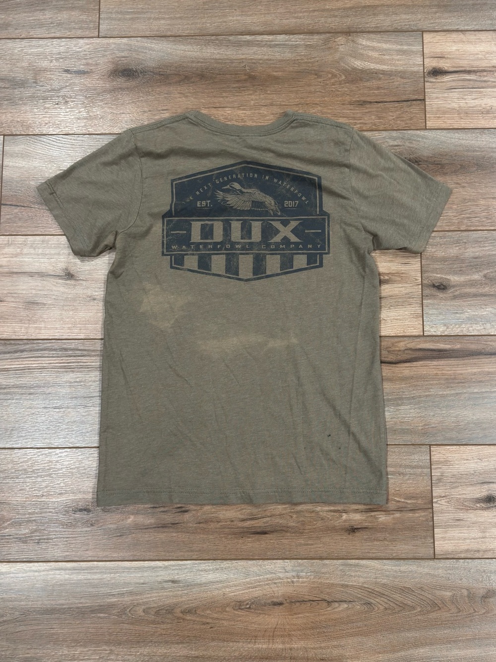 DUX WATERFOWL Casual Khaki Green Graphic Hunting Short Sleeve Tee | Size Medium